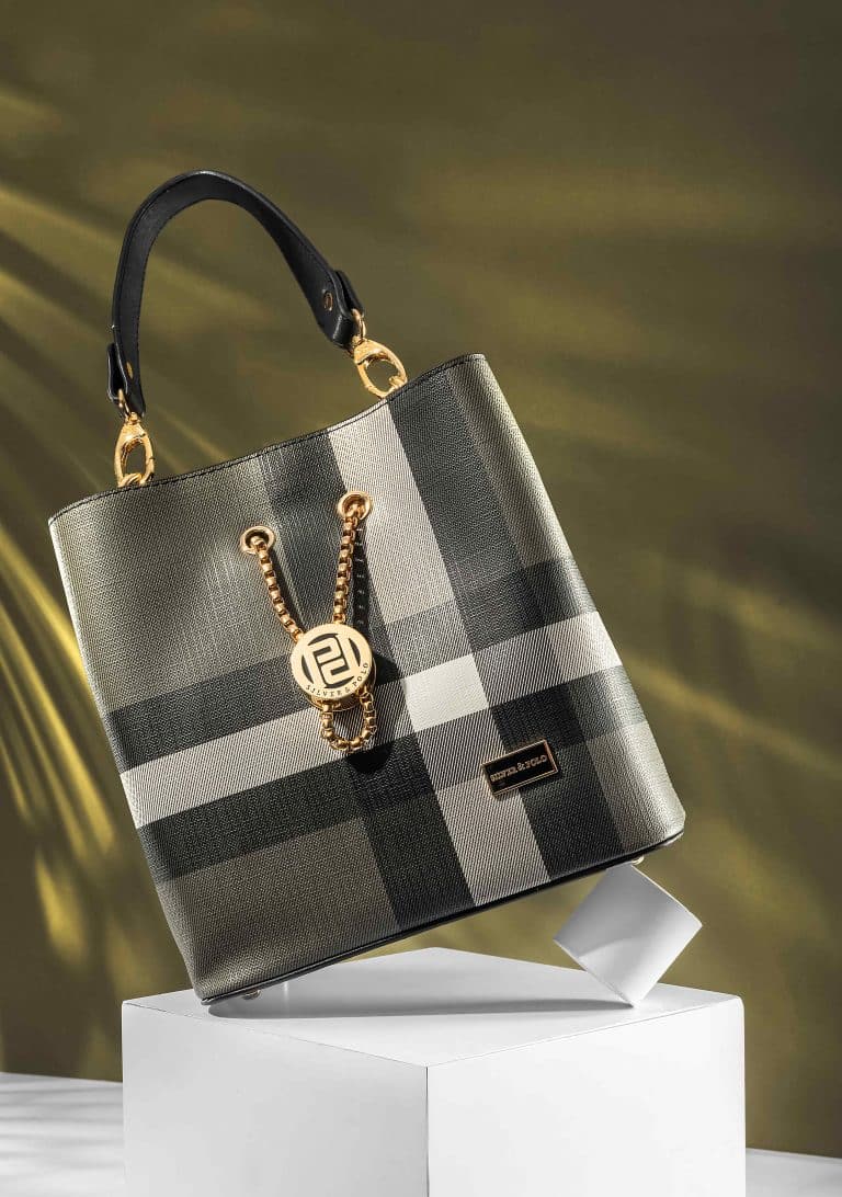 عکس تبلیغاتی کیف استودیو ذوزنقه عکاسی صنعتی در تبریز